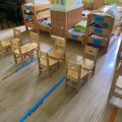 小一班趣味室内体育活动《玩转小椅子》