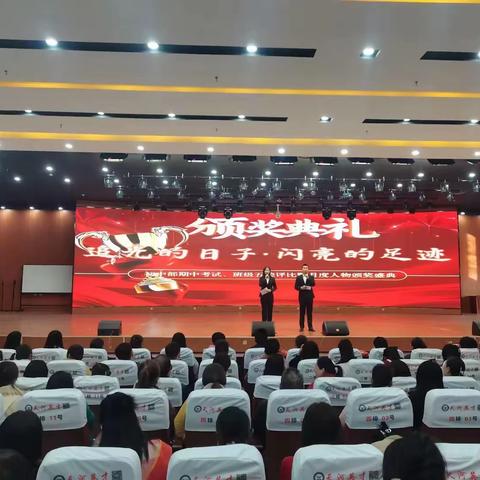 家校共育—郧西县天河英才实验学校初中部“追光的日子，闪亮的足迹”校园开放日活动