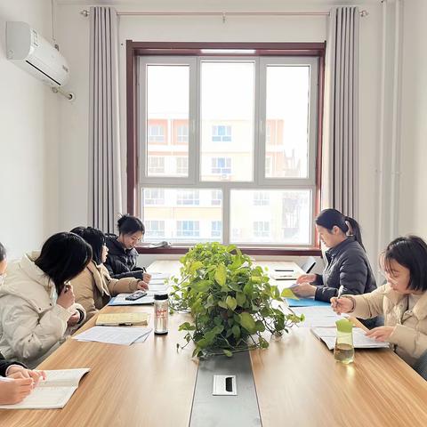研读新课标   把握新航向 ——威县第五小学美术组新课标教研活动