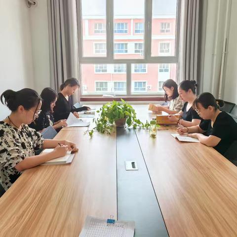以美展风采，以研促成长——威县第五小学美术组教研活动