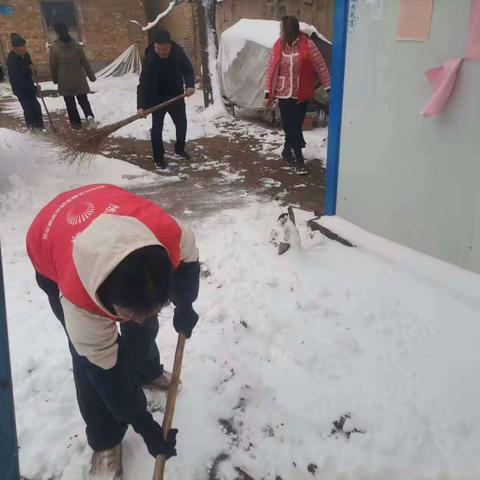 菏泽市鲁西新区陈集镇曹庙社区：清雪除冰暖人心 志愿除雪活动