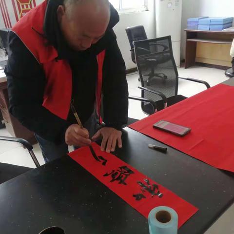 菏泽市鲁西新区陈集镇曹庙社区开展写对联、送春联活动
