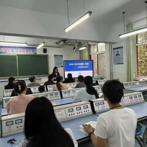 聚焦学科素养，共谋教学新策略——初中英语教研组教研活动