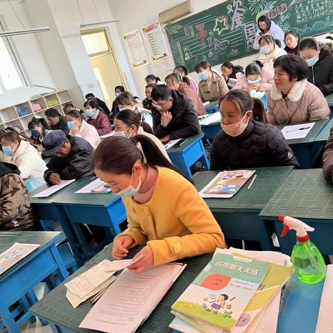 携手前进，共育新苗——果庄中心小学小学二年级四班家长会