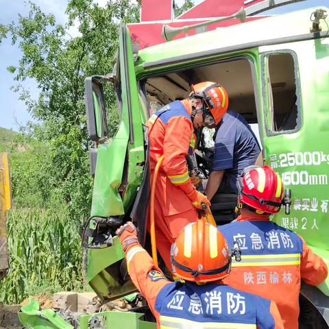 车辆肇事 人员被困——佳县政府专职站火速救援