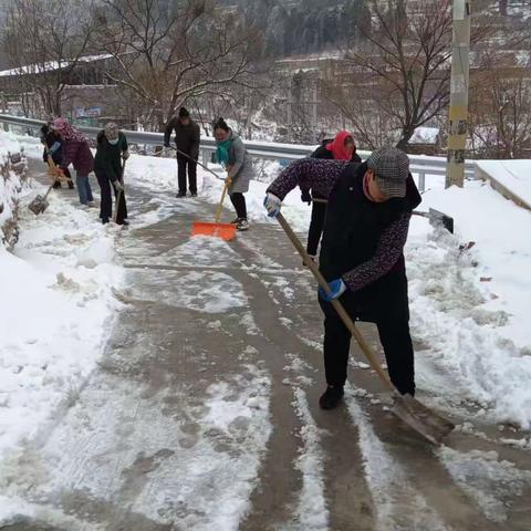 彩石街道黄歇村清扫路面积雪