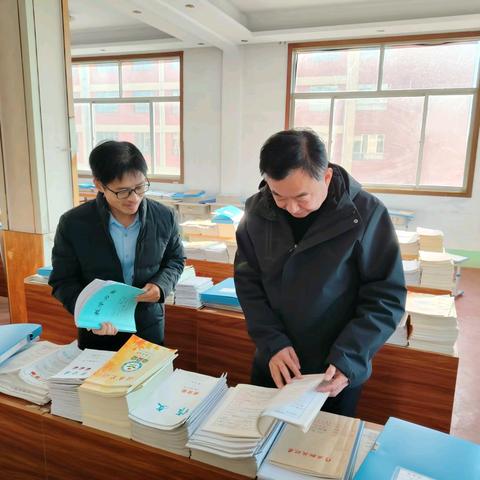 梯门镇开展小学教师常规材料检查评估活动