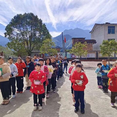 童心童乐  欢庆元旦——记白土小学包饺子活动