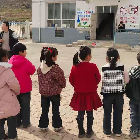 西高山镇大寨教学点和李湾村幼儿园地震和消防逃生演练活动纪实