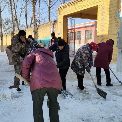 家校齐动员，扫雪护安全——郑留营小学组织开展扫雪除冰活动