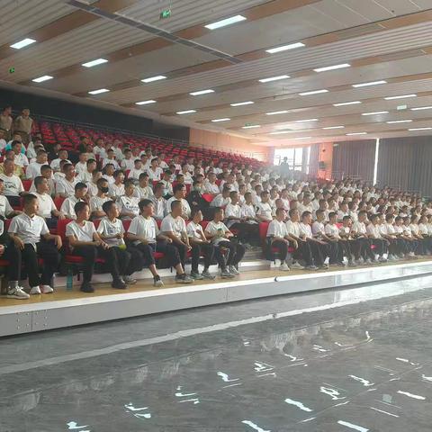 《以奋斗为笔，书写青春华章》 2025—2026学年东惠公寓七年级入学开学典礼及入住公寓安全教育第一课