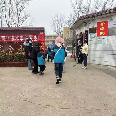 守护花朵，安全伴我行———吕村完全小学护学岗在行动