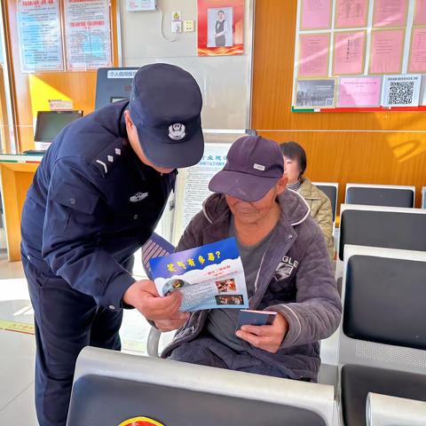 云山派出所深入辖区银行开展禁毒宣传
