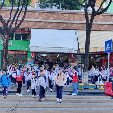 咫尺方寸地 暖心护学岗——一（02）班护学岗活动