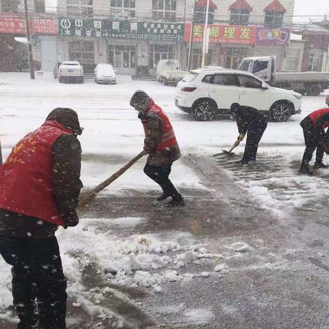 曲堤街道开展除雪作业，保障居民安全出行