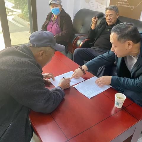省派工作组和张马屯村两委为85岁以上老人送去慰问品