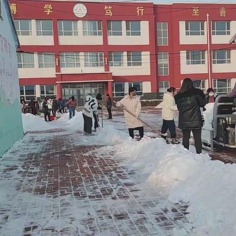 冬日暖人心，扫雪我先行—董丁庄小学家长护学行动