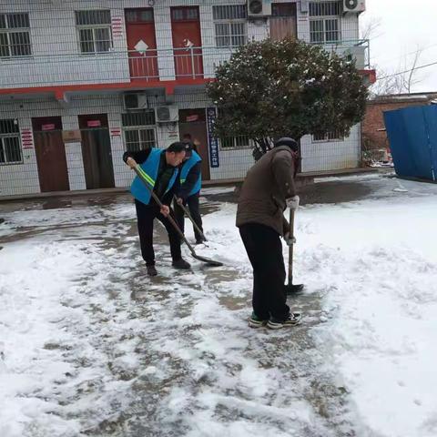 人居环境整治常态化，乡村振兴为群众，为了村民出行安全，村两委人员不惧严寒清扫积雪。