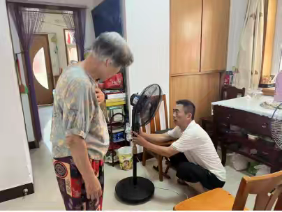 魏家庄街道社区社会组织联合永庆街社区七色花党员义工服务社团开展“水电维修进家门 志愿服务暖人心”活动
