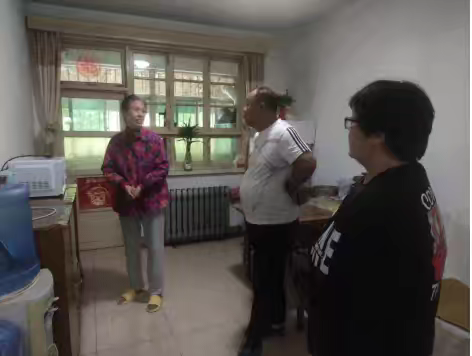 魏家庄街道社区社会组织联合会永庆街社区七色花党员义工服务社团开展“志愿服务进社区 维修家电暖民心”活动