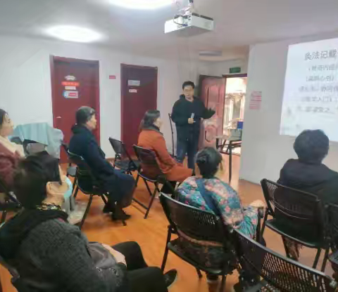 魏家庄街道社区社会组织联合会永庆街社区老年协会开展“‘艾’护身体,‘灸’出健康”艾灸养生学习体验活动