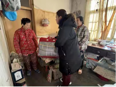 魏家庄街道永庆街社区社会组织联合会开展“走访分散供养人员 寒冬情暖孤寡老人”活动