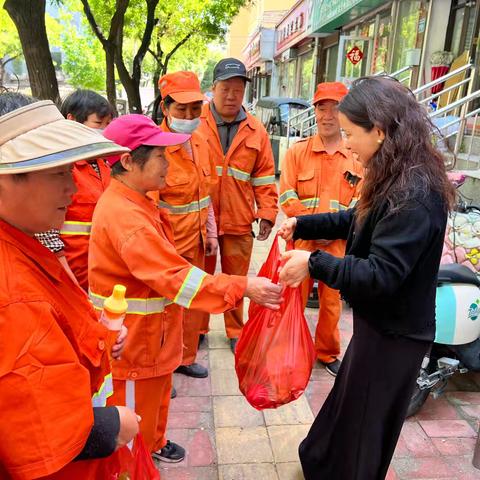 魏家庄街道永庆街社区社会组织联合会开展“情系劳动者 温暖送爱心”活动