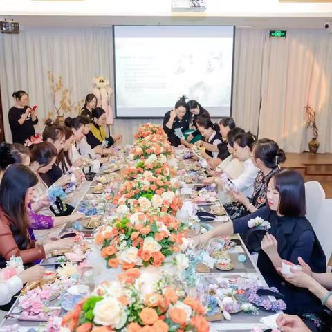 【建行辽宁】营口分行营业室开展手工簪花制作活动