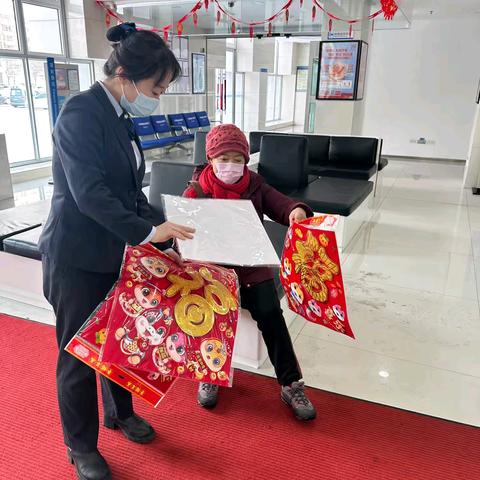 【建行辽宁】营口分行营业室开展“劳动者港湾新春送福”活动