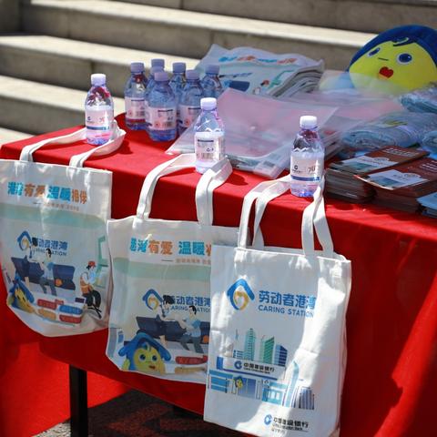 【建行辽宁】高考首日：营口分行营业室 “劳动者港湾” 用爱心助力考生逐梦