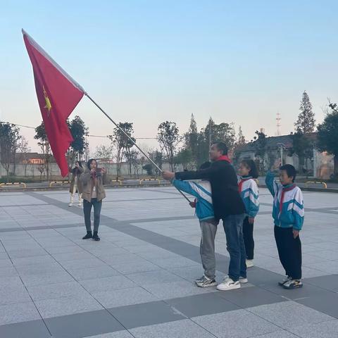 “柴湖镇东湖中学举行2023年下半年期中总结暨安全教育大会、新少先队员入队仪式”