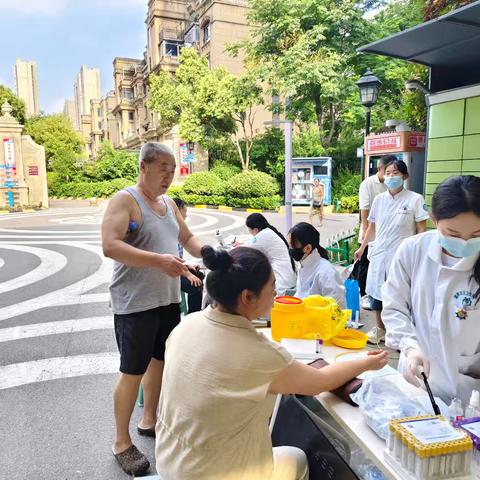 暖心义诊进小区 健康服务零距离
