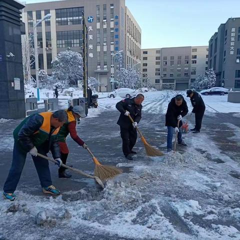 向雪而行，迎寒而战，氢能国际物业吹响铲雪除冰集结号