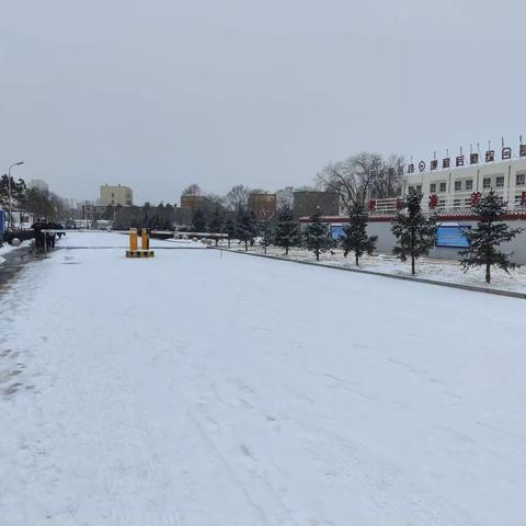 “以雪为令”保安全，坚守在风雪中的包客人