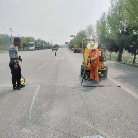 路面灌缝“小手术”，提升道路保畅行