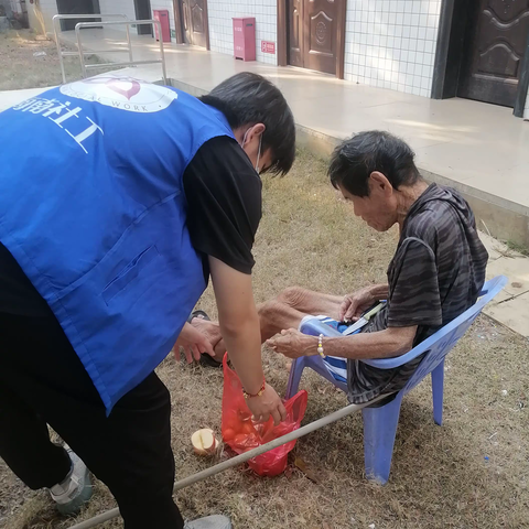 乐东县万冲镇社工站开展“关爱老人，心连心”活动