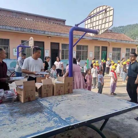 心系家乡，情暖童心——长坡村爱心人士葛秋山向长坡小学捐赠文具等物品