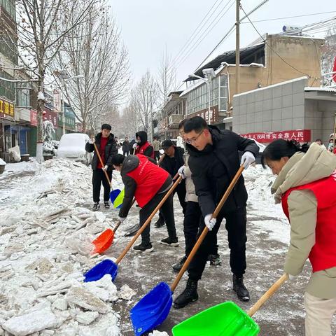 曹川镇：积极清扫道路积雪 保障群众安全出行