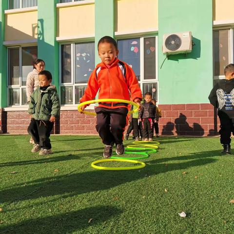 于集幼儿园“阳光体育”系列活动—小青蛙搬家