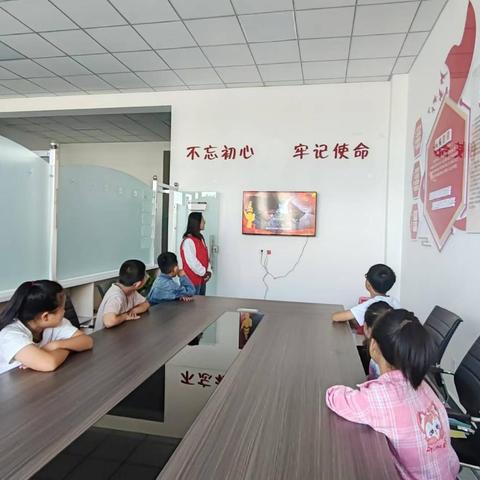 张北县南山路街道隆兴府社区开展“童心永向党，光影映红心”红色观影主题活动