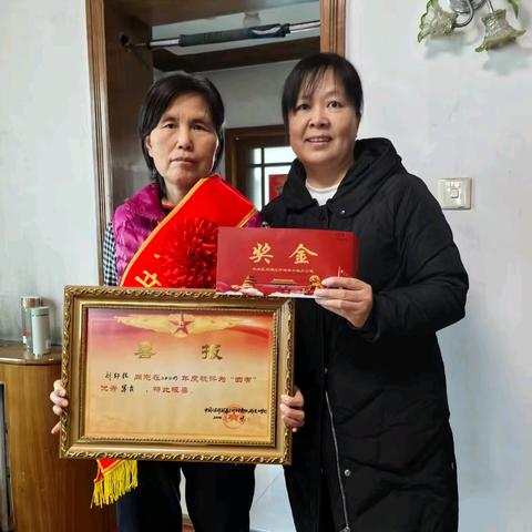 【致敬英雄，传递荣耀】未央宫街道朱宏路社区为荣获“四有”优秀军官刘轩铭同志及家属送喜报
