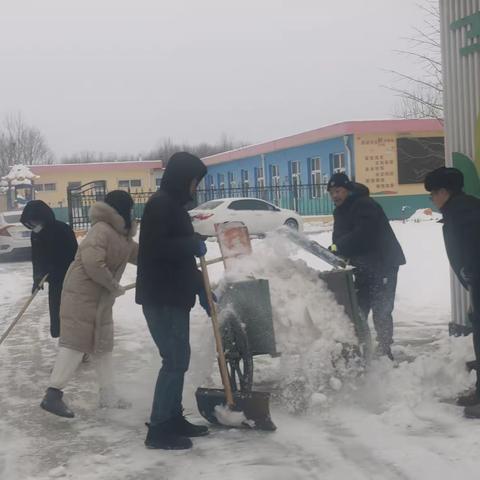 清雪除冰保安全 迎寒而上显担当——姬止务小学扫雪行动