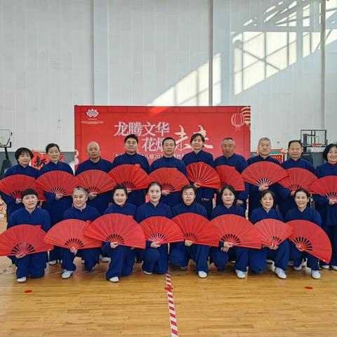 大手牵小手 老幼同乐赶庙会