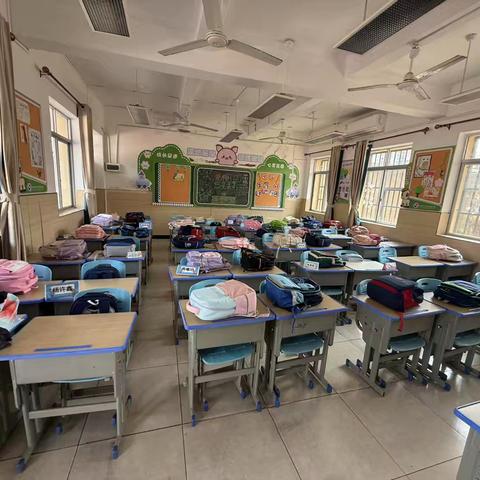 2026年9月检查一年级课桌椅摆放