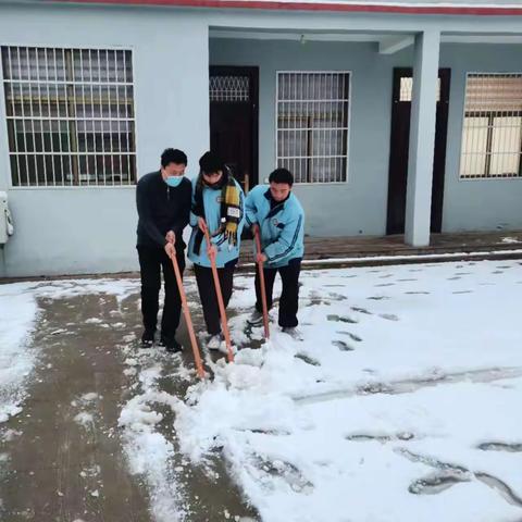 最美下雪天  最暖扫雪人——鄄城二中（鄄城一职专）开展校园扫雪活动