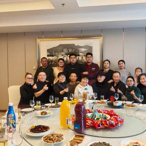 金蛇献瑞合家欢