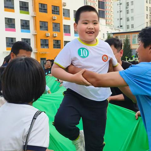 【大型活动】运动悦童心 健康伴我行——吴堡县示范幼儿园2024年春季第六届亲子运动会活动纪实