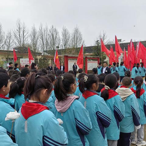 祭奠烈士英魂，传承革命精神——西郭小学清明节扫墓活动纪实