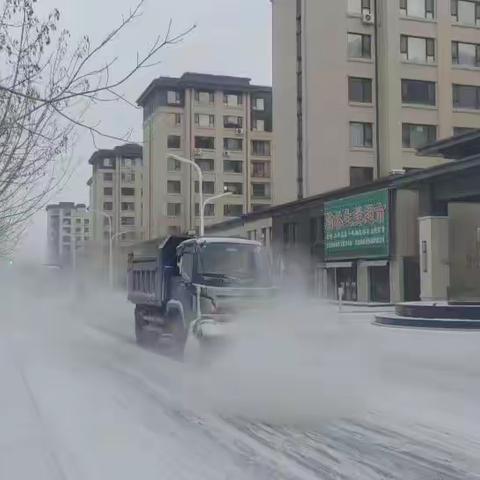 【辉南明日】雪连着下，我们跟着清…… 与雪斗，以雪为令； 与雪战，雪停路净； 我们必胜……