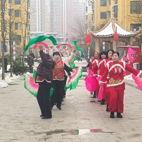 雪映红灯闹元宵，邻里同乐暖人心